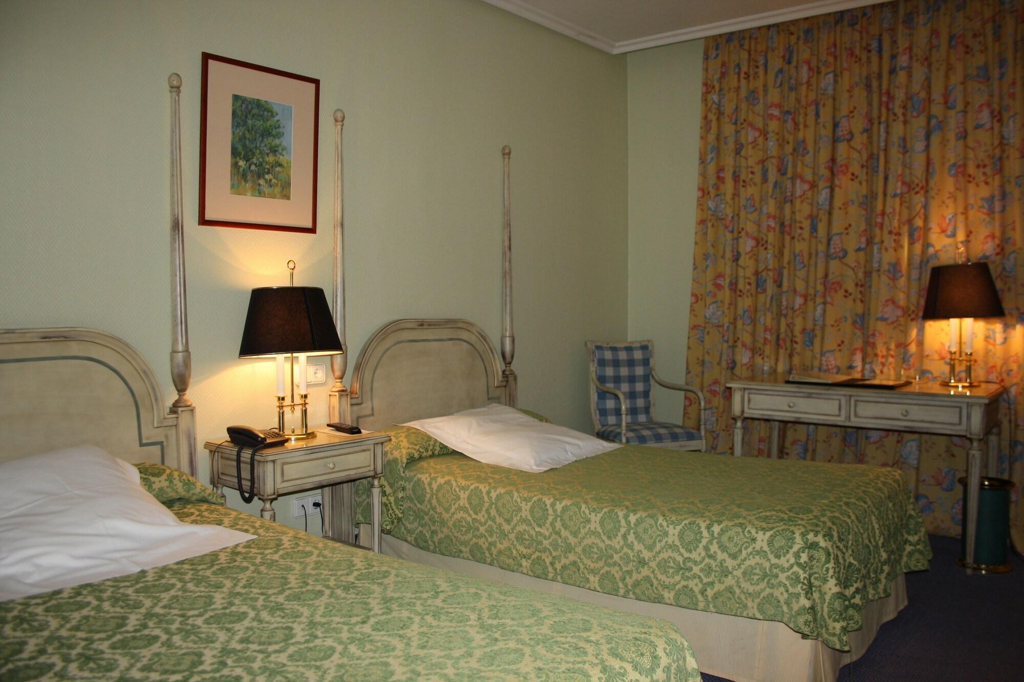 Hotel La Vega Арройо-де-ла-Энкомьенда Экстерьер фото