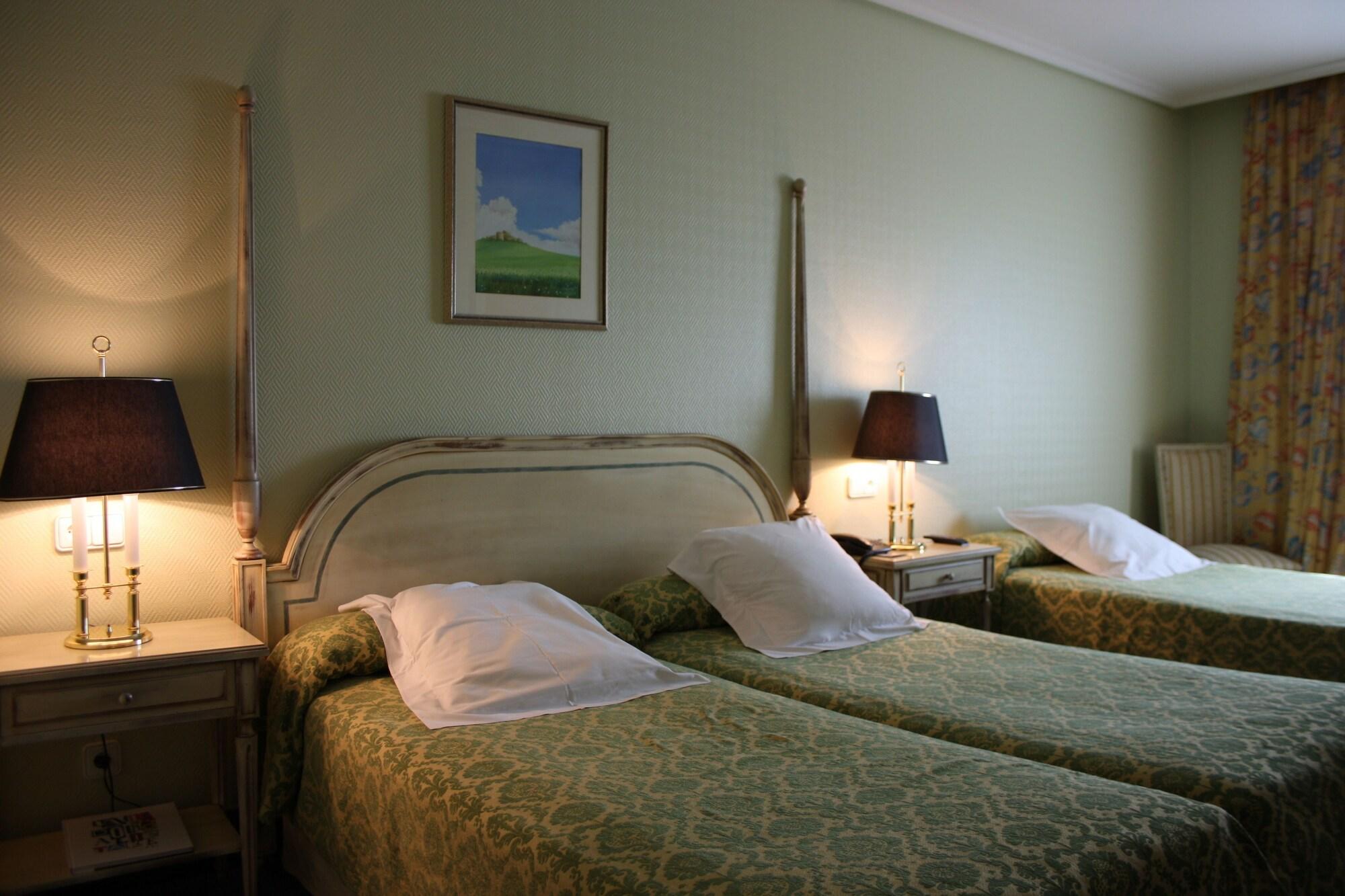 Hotel La Vega Арройо-де-ла-Энкомьенда Экстерьер фото