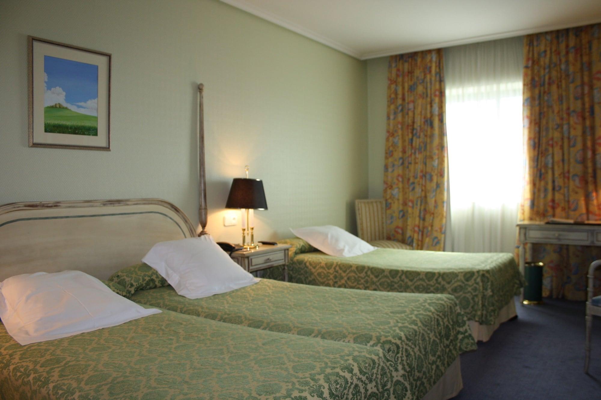 Hotel La Vega Арройо-де-ла-Энкомьенда Экстерьер фото