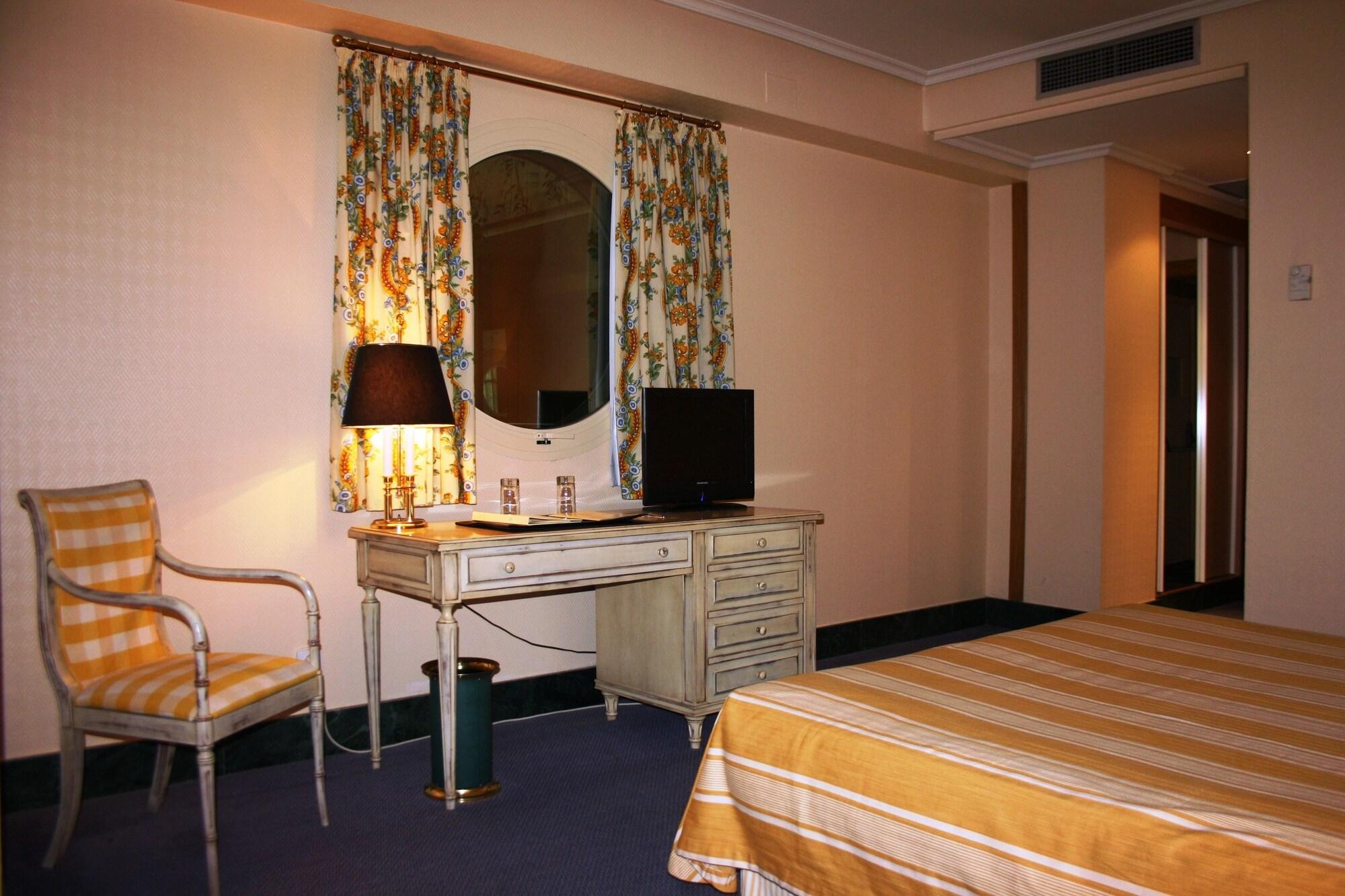 Hotel La Vega Арройо-де-ла-Энкомьенда Экстерьер фото