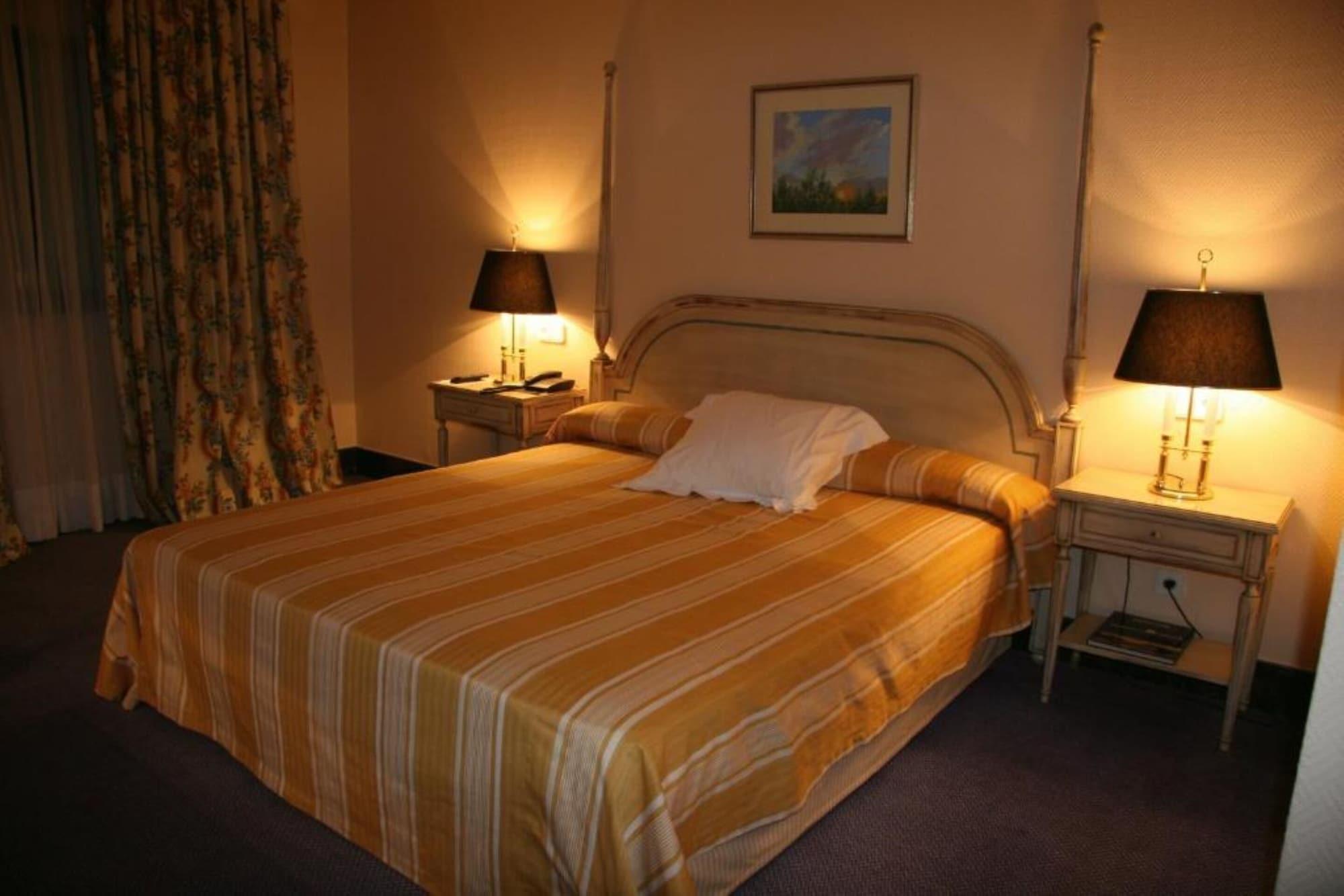 Hotel La Vega Арройо-де-ла-Энкомьенда Экстерьер фото