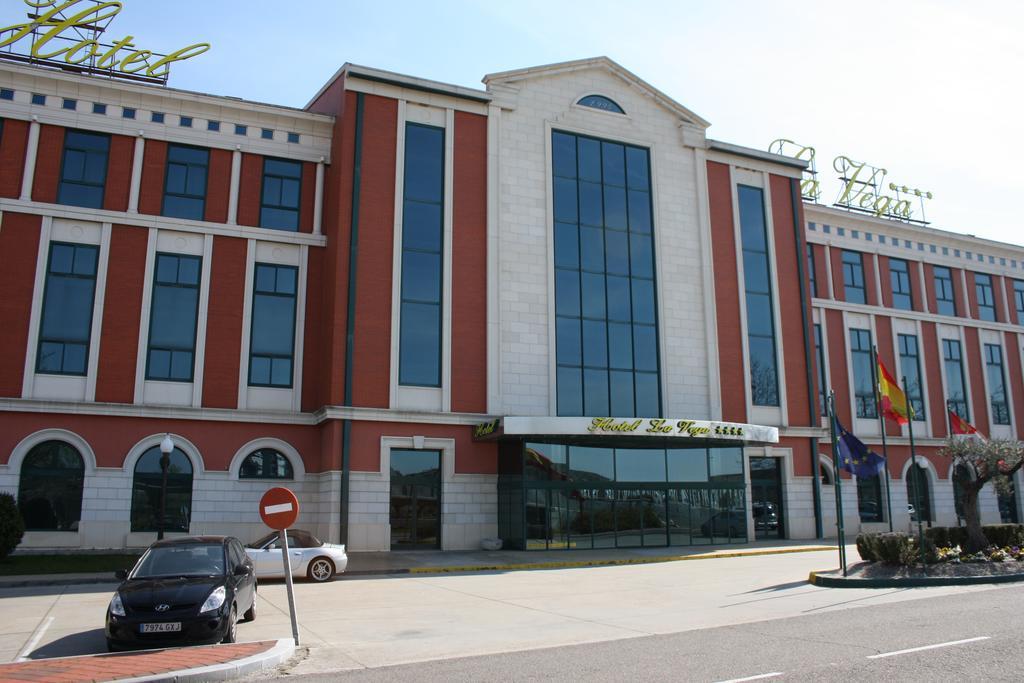 Hotel La Vega Арройо-де-ла-Энкомьенда Экстерьер фото