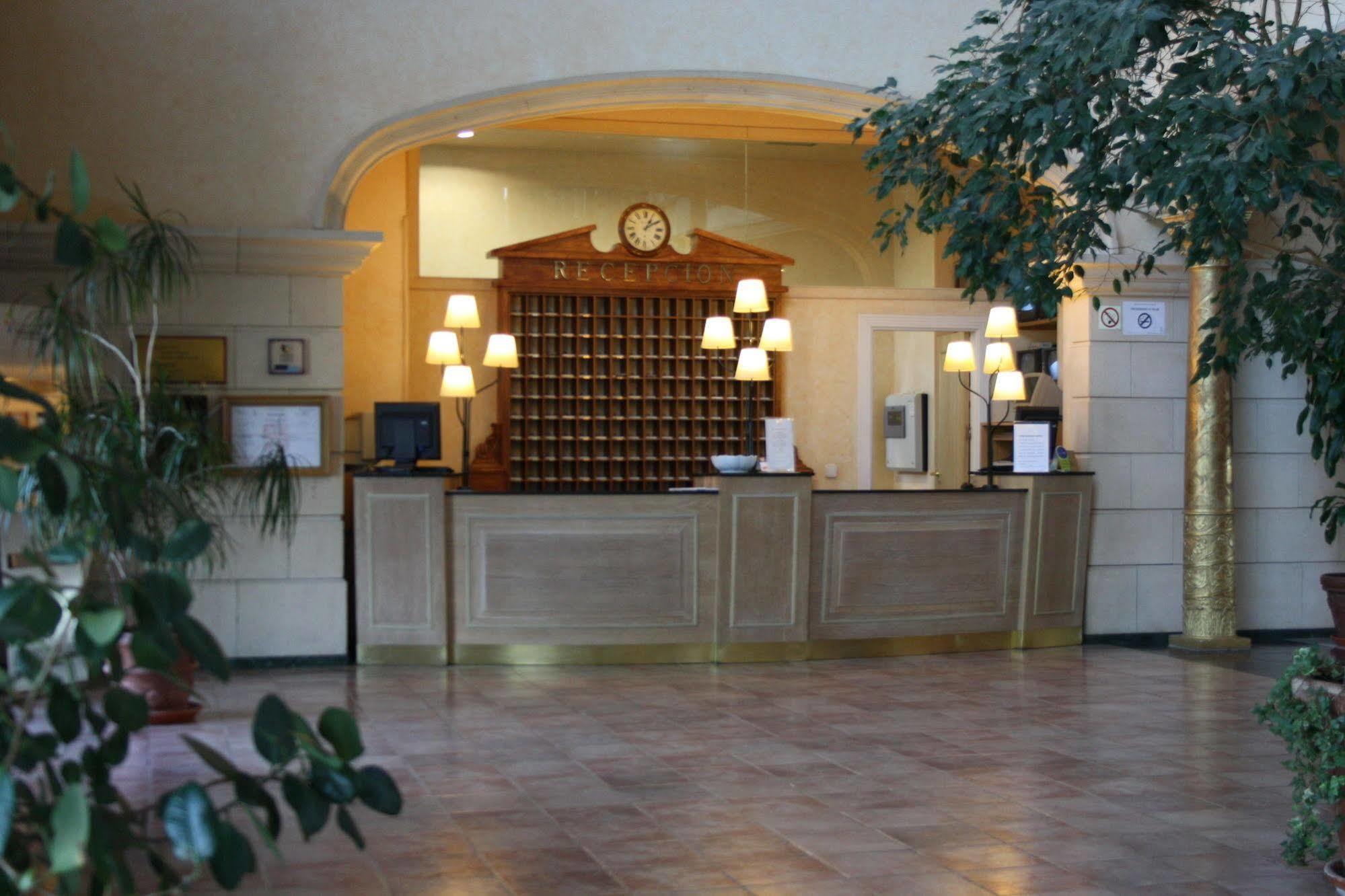 Hotel La Vega Арройо-де-ла-Энкомьенда Экстерьер фото